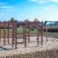 Kletteranlage mit Holzrahmen und verschiedenen Kletterelementen im Sandspielplatz