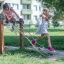 Kinder spielen auf dem Schildkrötenetz Klettergerüst im Spielplatz.