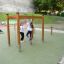 Horizontale Leiter II Klettergerät aus Holz auf Spielplatz mit zwei spielenden Kindern